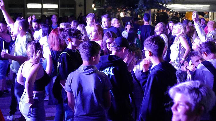 Der Samstagabend war der besucherträchtigste beim Stadtfest. Vor der Bühne am Sinnauplatz tummelten sich Tanzwütige. Foto: Benjamin Wildenauer