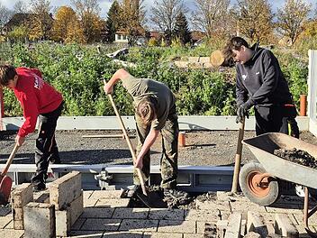 Die Schüler Jakob Albrecht, Paul Pfennigwerth und Emil Zweier aus der Klasse 9 A