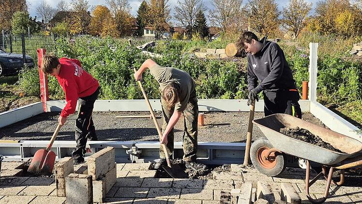 Die Schüler Jakob Albrecht, Paul Pfennigwerth und Emil Zweier aus der Klasse 9 A