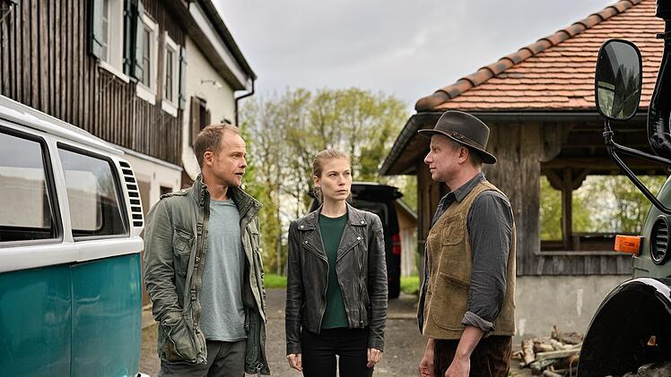 Micha Oberl&auml;nder (Matthias Koeberlin, links) und Hannah Zeiler (Nora Waldst&auml;tten) befragen den Waldarbeiter Oliver Schl&ouml;sser (Robert Stadlober), der in einer Wolfsfalle eine Leiche gefunden hat.
