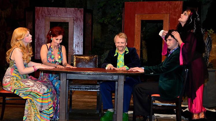 Das Medium, Madame Arcati (Georgia Lauterbach), versetzt sich langsam in Trance, während (von links) Mrs. Bradmann (Henrike Reincke), Ruth (Sigrid Kern) und Charles Condomine (Sigurd Sundby), und Dr. Bradman (Markus Müller) gespannt sind, was passieren wird.