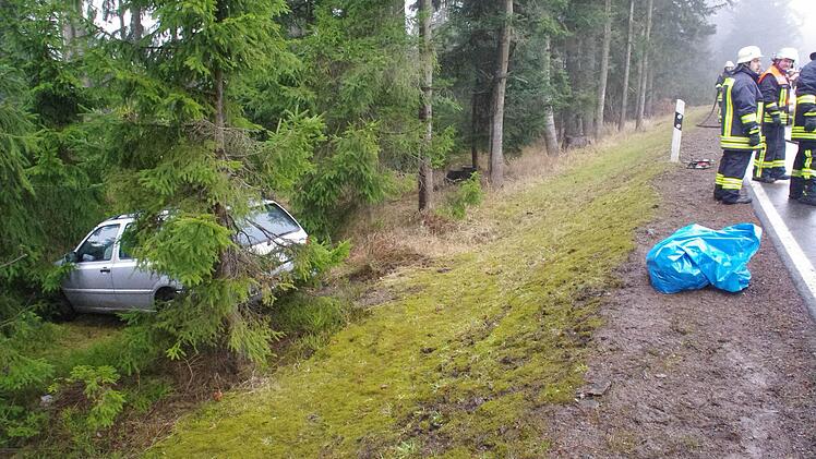 Nachdem der 55-Jährige die KC 21 gekreuzt hatte, fuhr er in den Wald.
