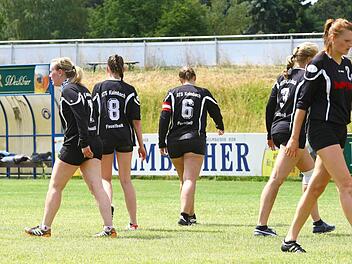 Das Ende einer Ära: Die ATS-Faustballerinnen verstreuen sich aus privaten und beruflichen Gründen in alle Winde und lösen die Bundesliga-Mannschaft auf. Fotos: Monika Limmer