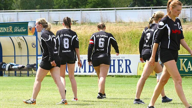 Das Ende einer Ära: Die ATS-Faustballerinnen verstreuen sich aus privaten und beruflichen Gründen in alle Winde und lösen die Bundesliga-Mannschaft auf. Fotos: Monika Limmer