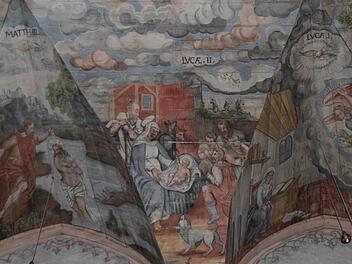 Auf dem Deckengewölbe der Pressecker Kirche wird in vielen Bildern die biblische Geschichte erzählt - auch die Geburt Jesu. Foto: Jürgen Gärtner