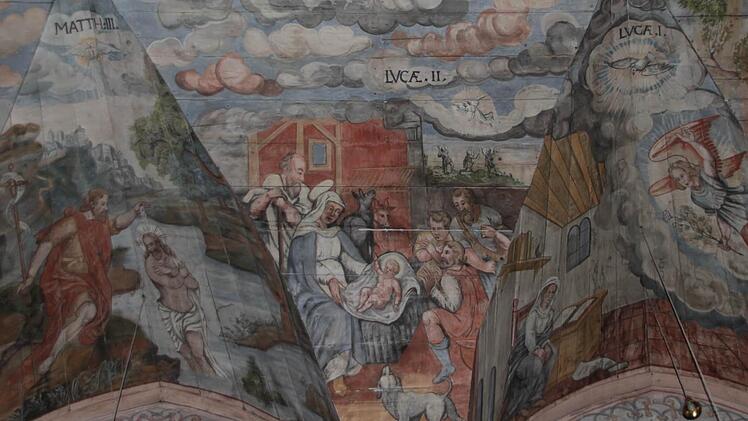 Auf dem Deckengewölbe der Pressecker Kirche wird in vielen Bildern die biblische Geschichte erzählt - auch die Geburt Jesu. Foto: Jürgen Gärtner