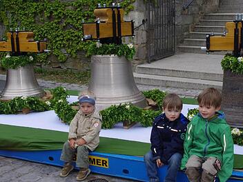 Auch Anton, Julius und Christopher (von links) gefallen die neuen Glocken. Fotos: Heike Schülein