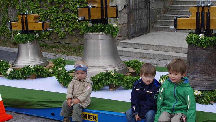 Auch Anton, Julius und Christopher (von links) gefallen die neuen Glocken. Fotos: Heike Schülein