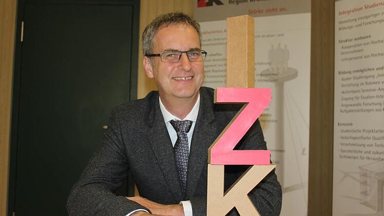 Geschäftsführer Hendrik Montag-Schwappacher verlegt seinen Arbeitsplatz vom Rathaus zum Loewe-Gelände . Foto: Veronika Schadeck