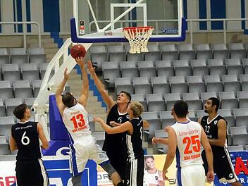 Gerade unter dem gegnerischen Korb spielte der BBC Coburg im Heimspiel gegen Schwabing seine St&auml;rken aus. Foto: Timo Geldner