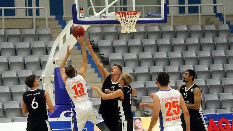 Gerade unter dem gegnerischen Korb spielte der BBC Coburg im Heimspiel gegen Schwabing seine St&auml;rken aus. Foto: Timo Geldner