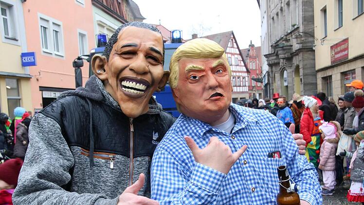 Ein seltens Bild: Obama und Donal Trump feiern gemeinsam.