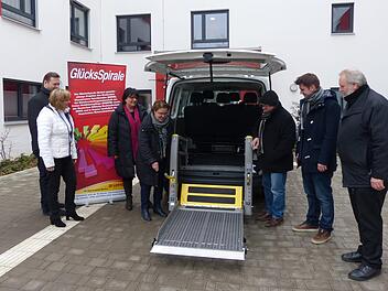 BRK-Logistikleiter Raimund Schulik erklärt Abteilungsleiter soziale Dienste Matthias Bauer (von links), Kreisgeschäftsführerin Birgit Kastura, Anke Ohle von der Tagespflege, Karin Amon vom Seniorenzentrum, Anton Friesen von der Glücksspirale und Kreisvorsitzendem Franz Josef Kraus die Rollstuhlhubmechanik am neuen Behindertentransportwagen. Foto: Pauline Lindner