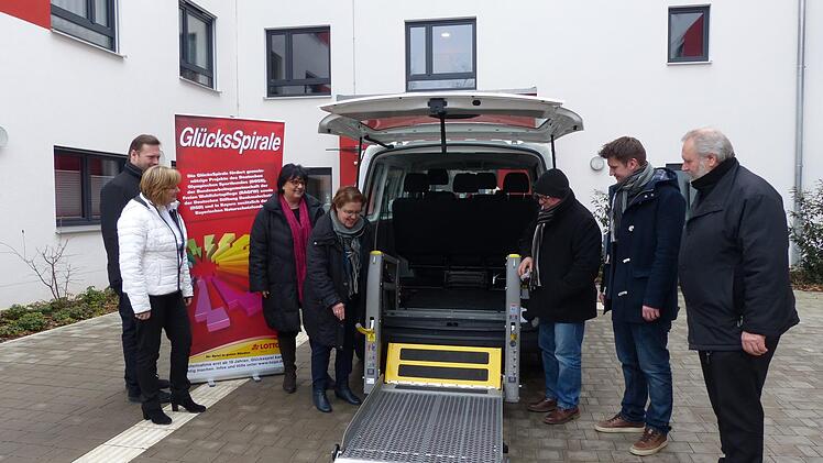 BRK-Logistikleiter Raimund Schulik erklärt Abteilungsleiter soziale Dienste Matthias Bauer (von links), Kreisgeschäftsführerin Birgit Kastura, Anke Ohle von der Tagespflege, Karin Amon vom Seniorenzentrum, Anton Friesen von der Glücksspirale und Kreisvorsitzendem Franz Josef Kraus die Rollstuhlhubmechanik am neuen Behindertentransportwagen. Foto: Pauline Lindner
