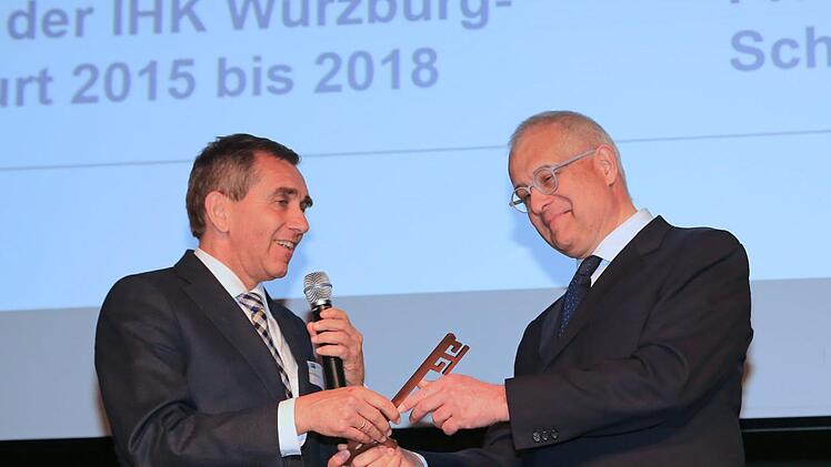 Dr. Klaus D. Mapara (rechts) empfängt symbolisch den IHK-Schlüssel aus den Händen seines Vorgängers und jetzigen Vizepräsidenten Otto Kirchner.  Foto: IHK/Rudi Merkl