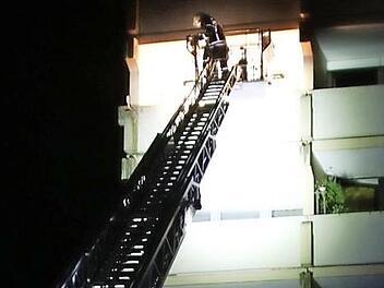 Ein Spezialeinsatzkommando holte den 49-J&auml;hrigen aus seiner Wohnung im Stadtteil B&uuml;chenbach. Foto: News5