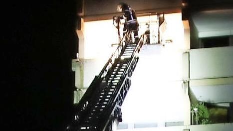 Ein Spezialeinsatzkommando holte den 49-J&auml;hrigen aus seiner Wohnung im Stadtteil B&uuml;chenbach. Foto: News5