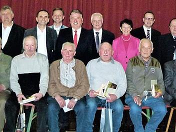Verdiente und langjährige Mitglieder der Feldgeschworenenvereinigung Kulmbach und Umgebung (sitzend) wurden im Rahmen der Jahreshauptversammlung geehrt. Mit im Bild (stehend) Vorsitzender Heinz Mösch, Amtschef Detlef Arnold, Landtagsabgeordnete Inge Aures und Landrat Klaus Peter Söllner mit den Bürgermeistern aus den Kommunen der Geehrten. Foto: Werner Reißaus