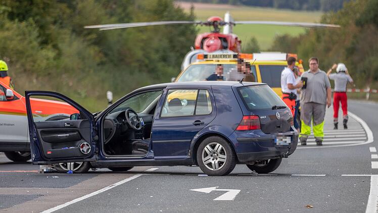 Zwei Personen bei Unfall auf der B8 schwer verletzt