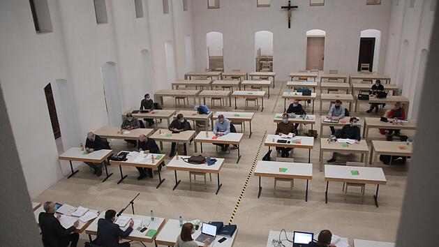 Viele leere Sitze: Seit Sommer tagt der Hammelburger Stadtrat coronabedingt im Speisesaal der Musikakademie. Bisher haben sich im Schnitt trotzdem ein Dutzend Zuh&ouml;rer auf den langen Weg gemacht, am Montag blieben die St&uuml;hle jedoch komplett leer. Foto: Ralf Ruppert