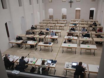 Viele leere Sitze: Seit Sommer tagt der Hammelburger Stadtrat coronabedingt im Speisesaal der Musikakademie. Bisher haben sich im Schnitt trotzdem ein Dutzend Zuhörer auf den langen Weg gemacht, am Montag blieben die Stühle jedoch komplett leer. Foto: Ralf Ruppert