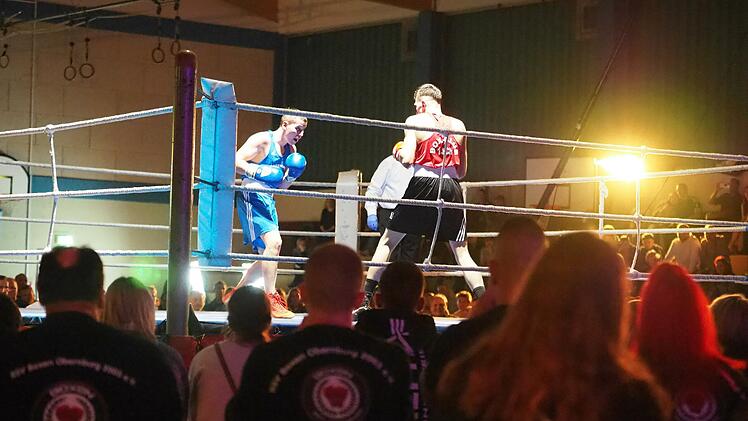 Bad Kissingens Max Neb (blaues Trikot) besiegte den Nürnberger Janek Walch nach Punkten. Fotos: Jürgen Schmitt