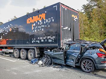 Autofahrer bei Verkehrsunfall auf A6 lebensgefährlich verletzt - Auto klemmt unter Lastwagen