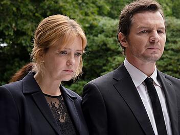 Auf Viktors Beerdigung lassen sich Nina (Laura Tonke) und Paul (Felix Klare) nichts anmerken.