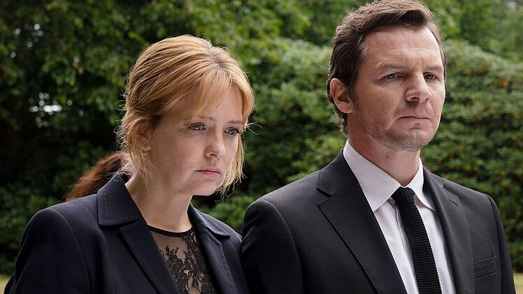 Auf Viktors Beerdigung lassen sich Nina (Laura Tonke) und Paul (Felix Klare) nichts anmerken.