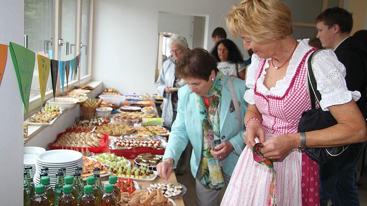 Für das große Eröffnungsbuffet hatten sich die Ehrenamtlichen viel Mühe gegeben.