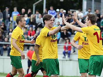 Jubel bei den Bambergern nach dem 1:0.. Hier freuen sich (von links) Felix Strobler, Maximilian Hoffmann und Vorbereiter Markus Fischer. Fotos: sportpress