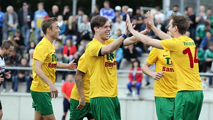 Jubel bei den Bambergern nach dem 1:0.. Hier freuen sich (von links) Felix Strobler, Maximilian Hoffmann und Vorbereiter Markus Fischer. Fotos: sportpress