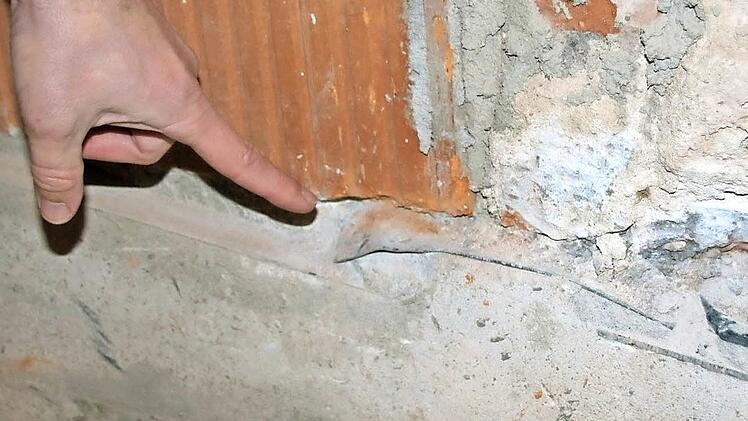 Trocken: Unter sämtliche Mauern wurden Bleche eingeschoben.