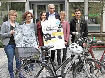 Bettina Geier-Hildel, Monika Preinl, Rebecca Maier (Semesterpraktikantin im Rabatz), Bürgermeister German Hacker, Jana Dupke und Daniel Birk stellten das Programm vor. Foto: Richard Sänger