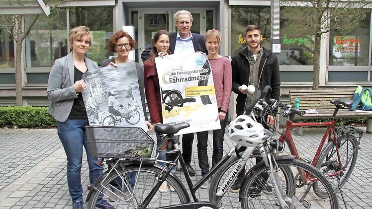 Bettina Geier-Hildel, Monika Preinl, Rebecca Maier (Semesterpraktikantin im Rabatz), Bürgermeister German Hacker, Jana Dupke und Daniel Birk stellten das Programm vor. Foto: Richard Sänger