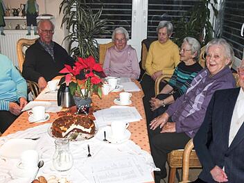 Grede Rottmund, Adolf Hufnagl, Ludwina Heckelmann, Karola Wild, Marie Röhner, Kathi Kaiser und Herbert Lang (im Bild von links) drehten das Zeitrad zurück ins Nachkriegsjahr und erzählten von ihren Erinnerungen,   wie die Aufnahme der  Heimatvertriebenen aus dem Sudeten- und Böhmerland vonstatten ging.Fotos :Ralf Kestel/Fotomontage: Helmut Ölschlegel