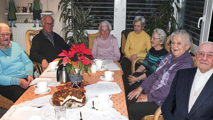 Grede Rottmund, Adolf Hufnagl, Ludwina Heckelmann, Karola Wild, Marie Röhner, Kathi Kaiser und Herbert Lang (im Bild von links) drehten das Zeitrad zurück ins Nachkriegsjahr und erzählten von ihren Erinnerungen,   wie die Aufnahme der  Heimatvertriebenen aus dem Sudeten- und Böhmerland vonstatten ging.Fotos :Ralf Kestel/Fotomontage: Helmut Ölschlegel