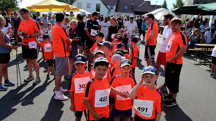 Die Nachwuchskicker konnten den Start kaum erwarten.  Foto: Richard Sänger