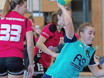 Die SGlerin Lina Pühlhorn setzte sich hier gegen die Abwehr des TSV Weitramsdorf mit Stephanie Häfner (Nr. 33) durch. Foto: K. Gagel