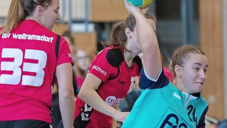 Die SGlerin Lina Pühlhorn setzte sich hier gegen die Abwehr des TSV Weitramsdorf mit Stephanie Häfner (Nr. 33) durch. Foto: K. Gagel