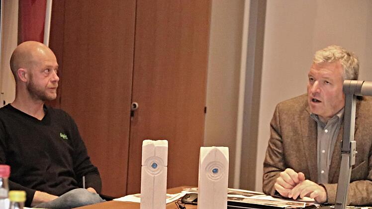 Steinmetzmeister Michael Tully (links) trug zwei Varianten vor, wie Urnengräber auf dem Friedhof Ebern aussehen könnten.