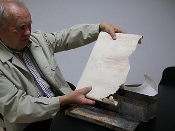 Stadtarchivar Klaus Dieter Guhling zeigt ein Dokument aus der Kassette, die im Grundstein der 1875 entstandenen Friedhofskapelle eingelassen worden war. 1967 wurde die Kapelle wieder abgerissen. Thomas Malz