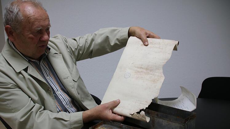 Stadtarchivar Klaus Dieter Guhling zeigt ein Dokument aus der Kassette, die im Grundstein der 1875 entstandenen Friedhofskapelle eingelassen worden war. 1967 wurde die Kapelle wieder abgerissen. Thomas Malz