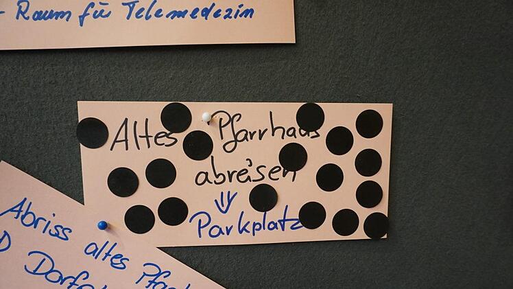 "Altes Pfarrhaus abreißen" - dafür sprachen sich doch einige Bürger aus. Foto:  Marion Eckert