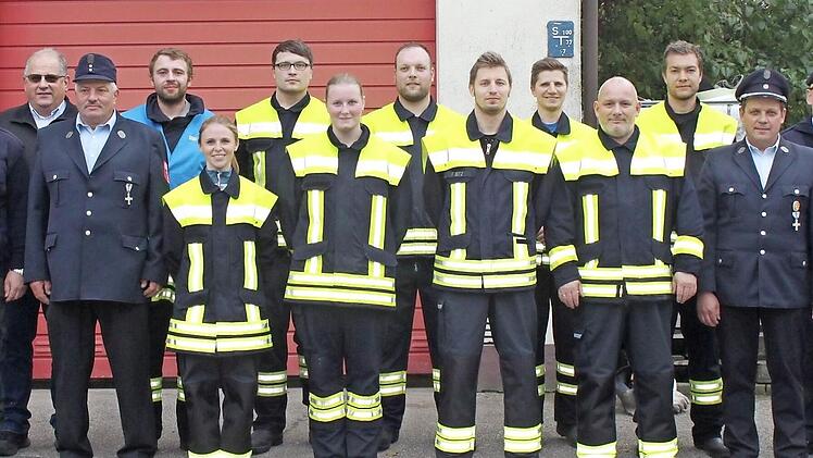 Die Gruppen der FF Lahm nach bestandener Leistungspr&uuml;fung mit den Schiedsrichtern und dem Feuerwehrreferenten der Stadt Lichtenfels Foto: Gerd Klemenz