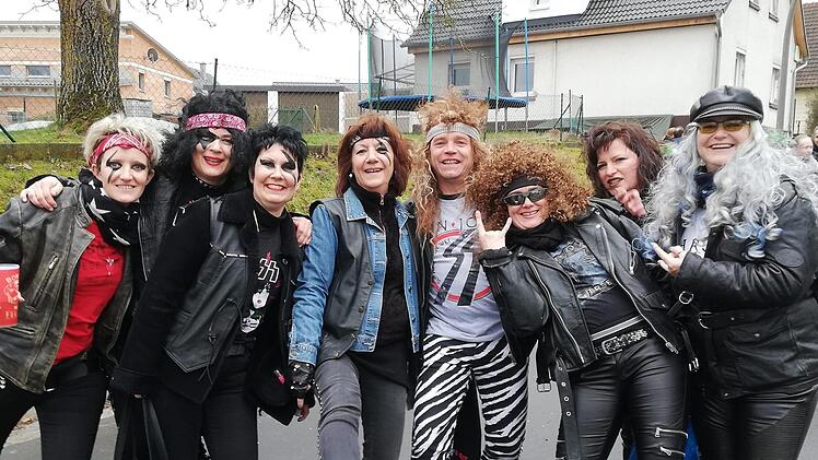 Turbulentes Faschingstreiben im Altort Ebenhausen. Foto: Sigismund von Dobschütz