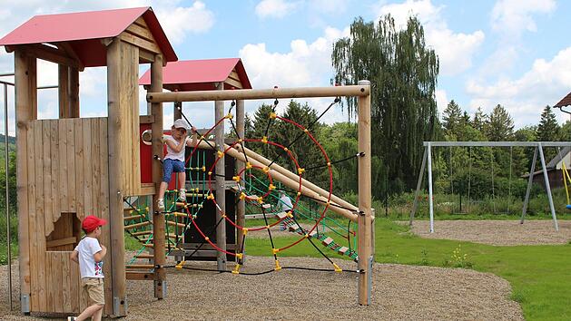 Im Volkerser Kindergarten sind die Bauarbeiten am Spielplatz gerade ganz frisch abgeschlossen. Zweieinhalb Jahre mussten die Kinder ohne Spielgeräte auskommen. Foto: Julia Raab