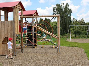 Im Volkerser Kindergarten sind die Bauarbeiten am Spielplatz gerade ganz frisch abgeschlossen. Zweieinhalb Jahre mussten die Kinder ohne Spielgeräte auskommen. Foto: Julia Raab