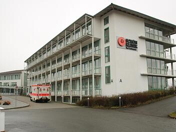 Die Staffelsteiner Schön-Klinik stellt den Betrieb in der Psychosomatischen und Orthopädischen Abteilung zunächst bis einschließlich 27. Dezember ein. Die schwerkranken Menschen der Neurologischen Abteilung werden weiter behandelt.  Foto: Matthias Einwag