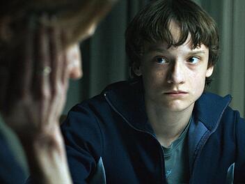 Ann Kathrin Scheerer (Adina Vetter) und ihr Sohn Johann (Claude Heinrich) bangen um das Leben ihres Ehemannes und Vaters Jan Philipp Reemtsma, der entführt wurde.